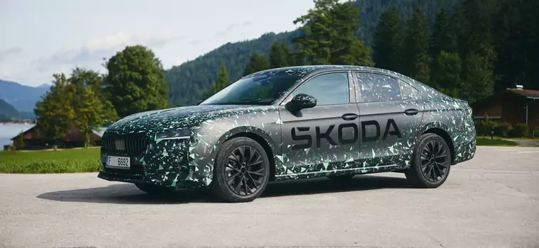 Nowa Skoda Superb coraz bliżej. Czesi uchylają rąbka tajemnicy