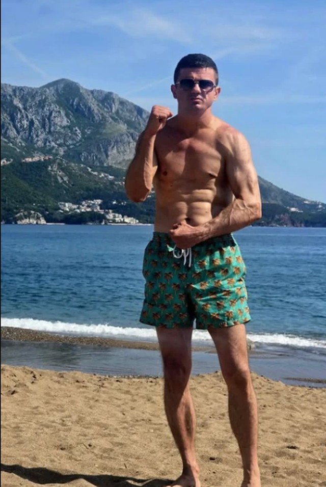 Miloš Stojanović Tigar pozira na plaži