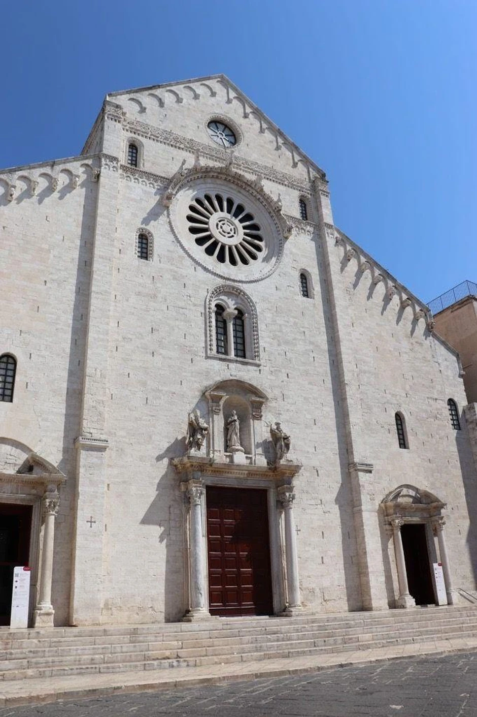 U bazilici u Bariju se drže i katoličke i pravoslavne službe, a svakog 6. decembra statua Svetog Nikole se iznosi i pronosi gradom | Foto: Dejan Vujić