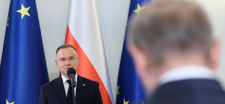 Starcie Dudy z Tuskiem o Bąkiewicza. Prezydent odciął się premierowi i... zareklamował swoją książkę