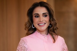 Kraljica kojoj nisu uspeli da nametnu hidžab HIPNOTISALA VATIKAN I PAPU delikatnom ROZE ČIPKOM - modna ikona arapskog sveta održala lekciju Melaniji Tramp i njenom STAJLINGU ZA SAHRANU