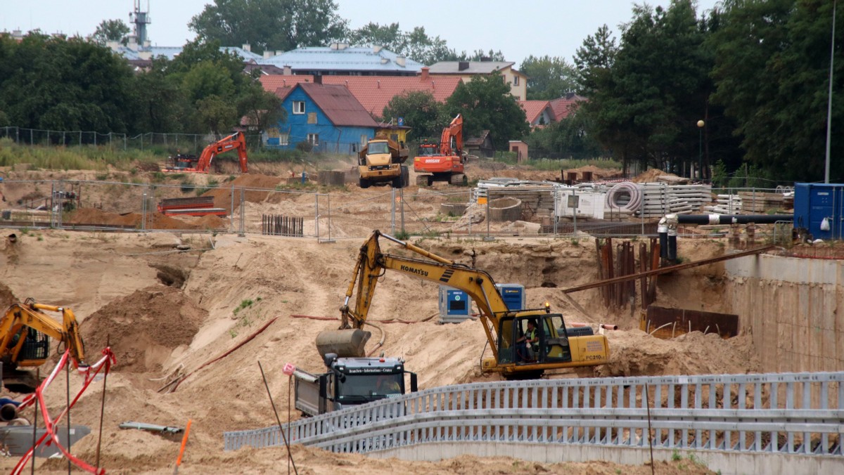 Termin sierpniowy jest nierealny. To widać gołym okiem. Trasa niepodległości, największa inwestycja drogowa Białegostoku ostatniego dziesięciolecia nie będzie gotowa w pierwotnie planowanym terminie. Wykonawca inwestycji prosi miasto o przełożenie terminu ukończenia prac na listopad bieżącego roku. 