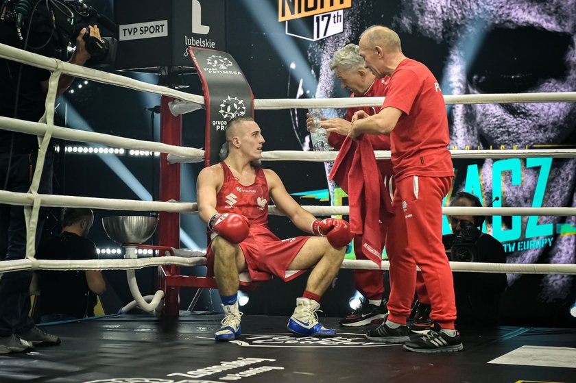 Damian Durkacz w walce z Rumunem Sebastianem Nitu podczas gali Suzuki Boxing Night