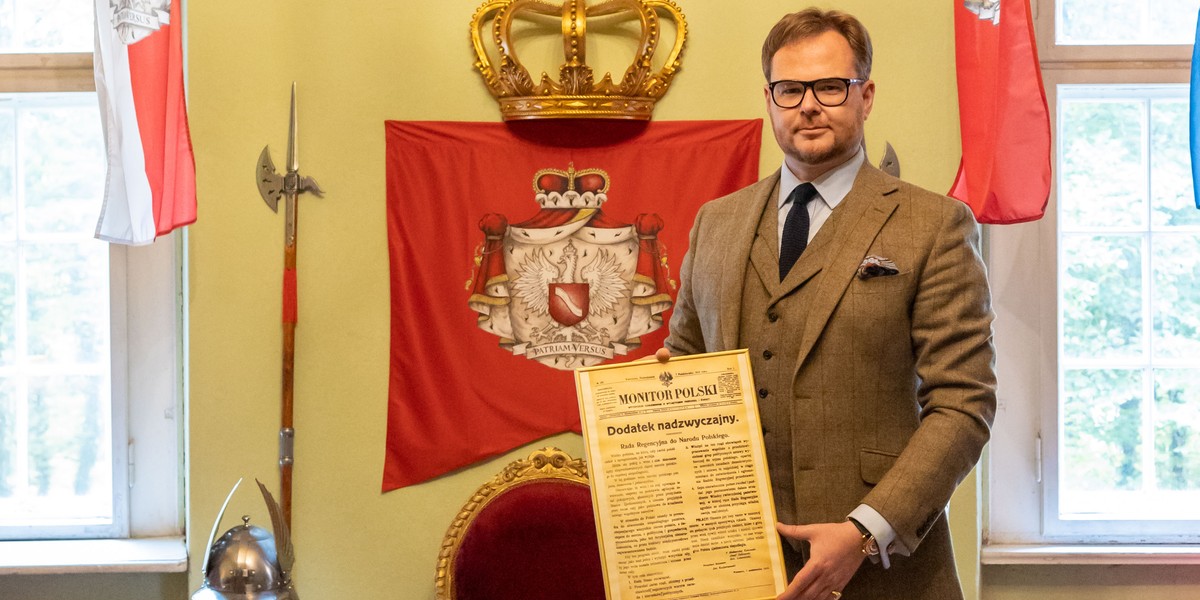 Książę Jan Lubomirski-Lanckoroński z Polską Deklaracja Niepodległości z 7 października 1918 ogłaszająca formalnie niepodległość Polski.