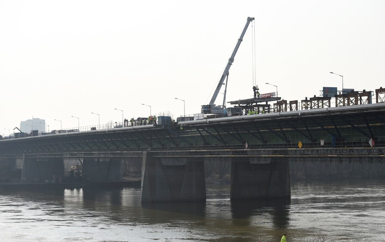 Po zakończeniu prac budowlanych do dyspozycji kierowców będą pięć pasów w każdą stronę.<br><br> Fot. (zuz) PAP/Radek Pietruszka
