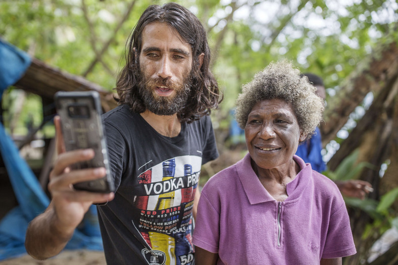 Behrouz Boochani z kobietą z okolicy obozu dla uchodźców Manus Regional Processing Centre