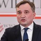 Warszawa, 23.12.2021. Minister sprawiedliwości, prokurator generalny Zbigniew Ziobro podczas konferencji prasowej w siedzibie resortu w Warszawie, 23 bm. Tematem spotkania był wniosek do Trybunału Konstytucyjnego w sprawie tzw. mechanizmu warunkowości. (mr) PAP/Radek Pietruszka