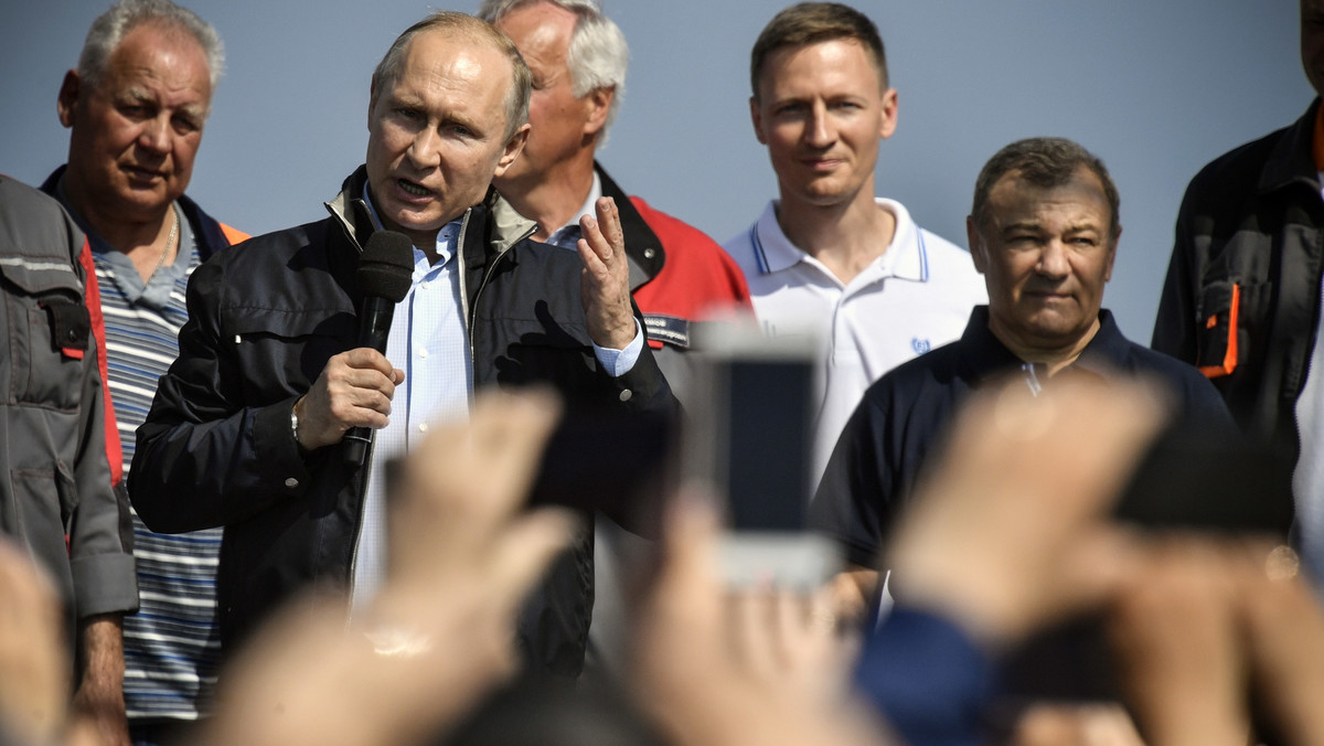 Rosja uruchomiła dziś most przez Cieśninę Kerczeńską na zaanektowany w 2014 roku Półwysep Krymski. W otwarciu wziął udział prezydent Rosji Władimir Putin, siedząc za kierownicą ciężarówki, która przejechała przez most w kolumnie samochodów ciężarowych.