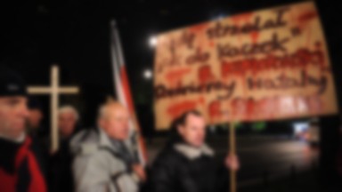 Obwiniają Tuska za atak w Łodzi, manifestacja przed Kancelarią