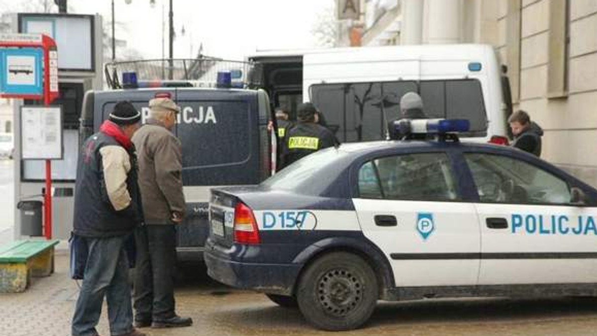 - Coś się stało koło Poczty Głównej w Lublinie. Jest policja, a na ulicy leży martwy człowiek - informują "Dziennik Wschodni" zaniepokojeni internauci.