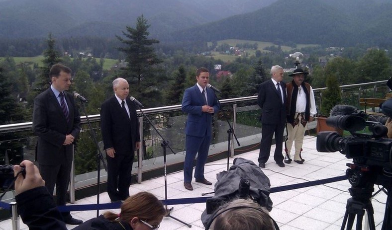 2014 r. Jarosław Kaczyński podczas konferencji prasowej zorganizowanej na tarasie Hotelu Kasprowy należącego do rodziny Bachleda-Curuś.