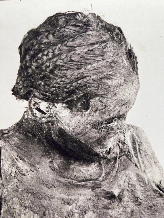 Mumia kobiety sprzed 1500 lat z nekropolii El Bagawat w Egipcie