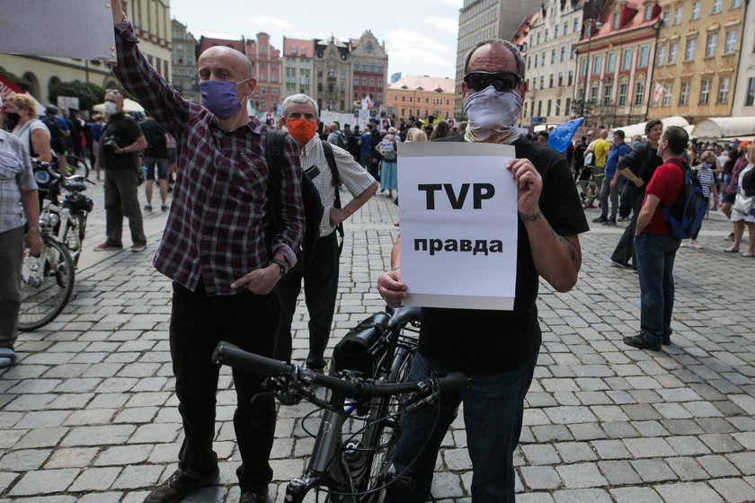 Zamieszanie przed wiecem wyborczym Andrzeja Dudy we Wrocławiu