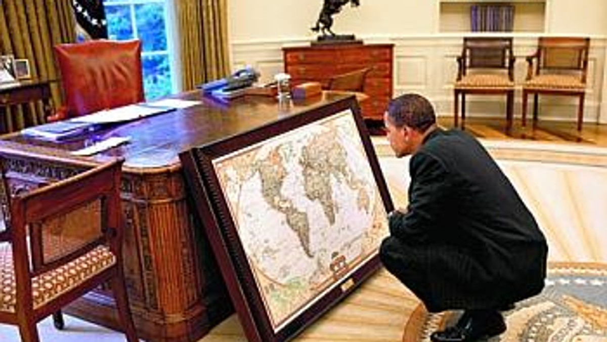 39_Dossier Obama ogląda mapę