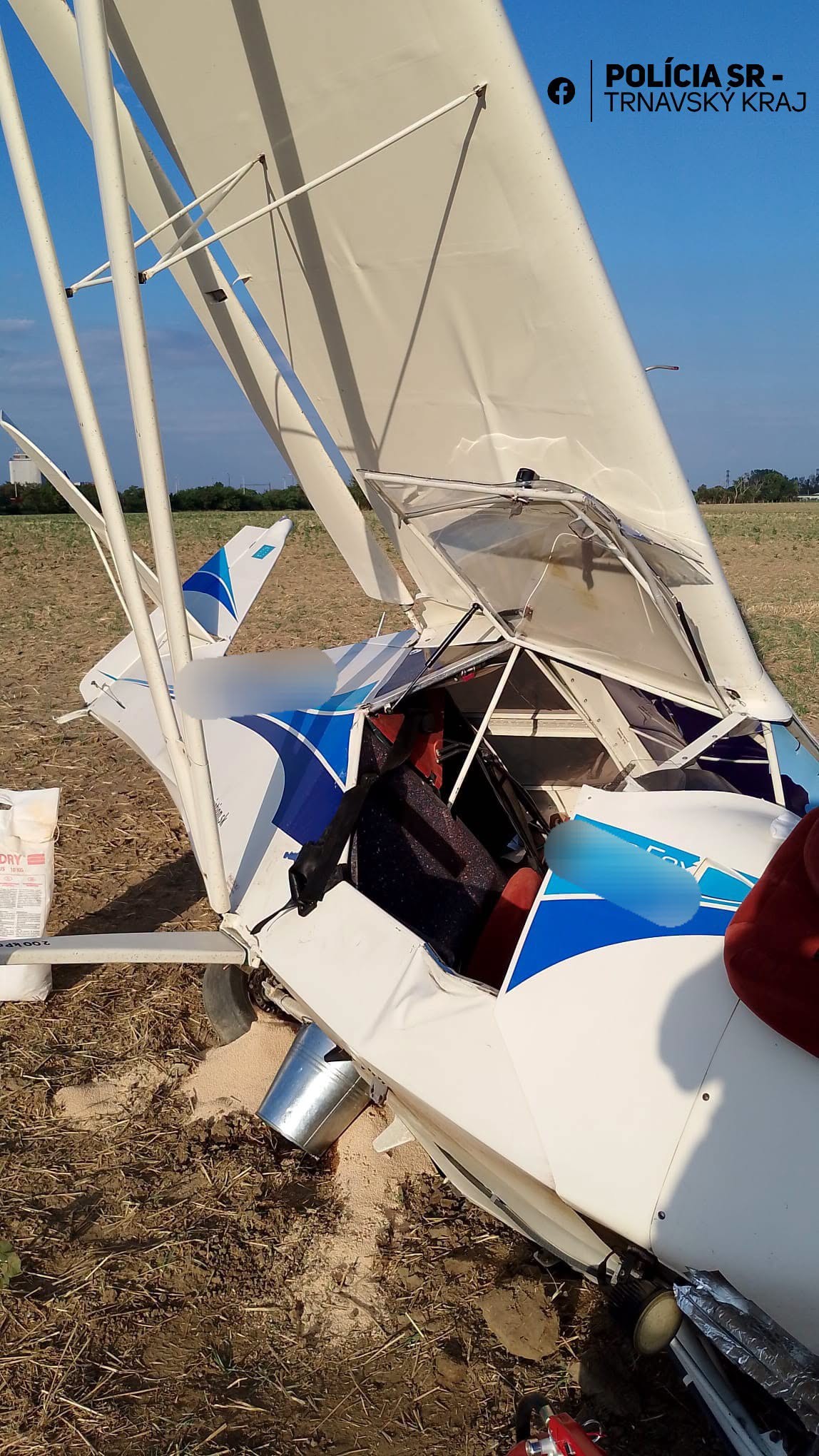 Pád malého lietadla pri Sládkovičove si vyžiadal dve zranené osoby. 