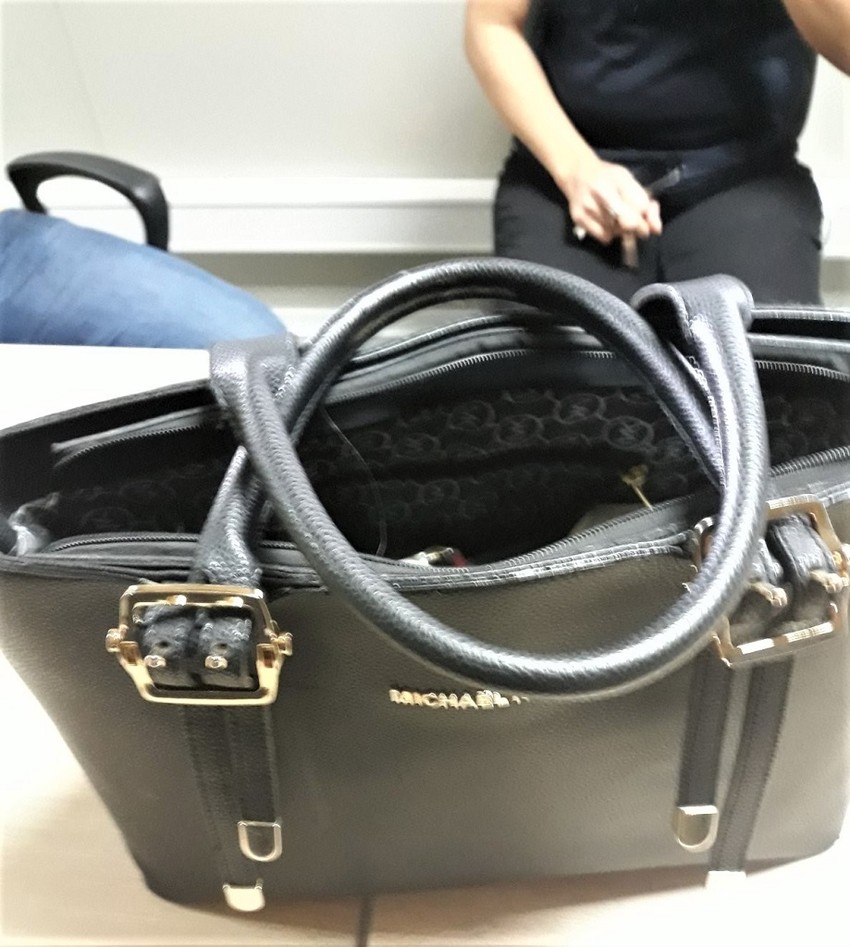 Neprijavljeni novac u ženskoj tašni