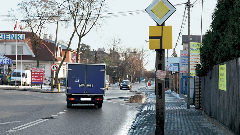 W sytuacji na zdjęciu przed skrętem w lewo należy włączyć kierunkowskaz