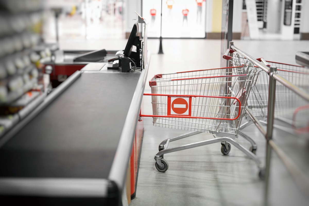 Znana sieć hipermarketów zamyka sklepy. Wyprzedaje towar w atrakcyjnych cenach
