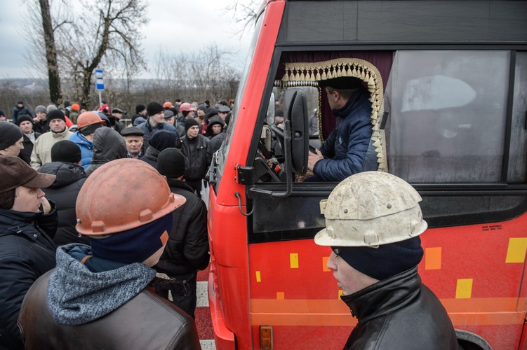 UKRAINA. Smereków. Protest górników i blokada drogi
