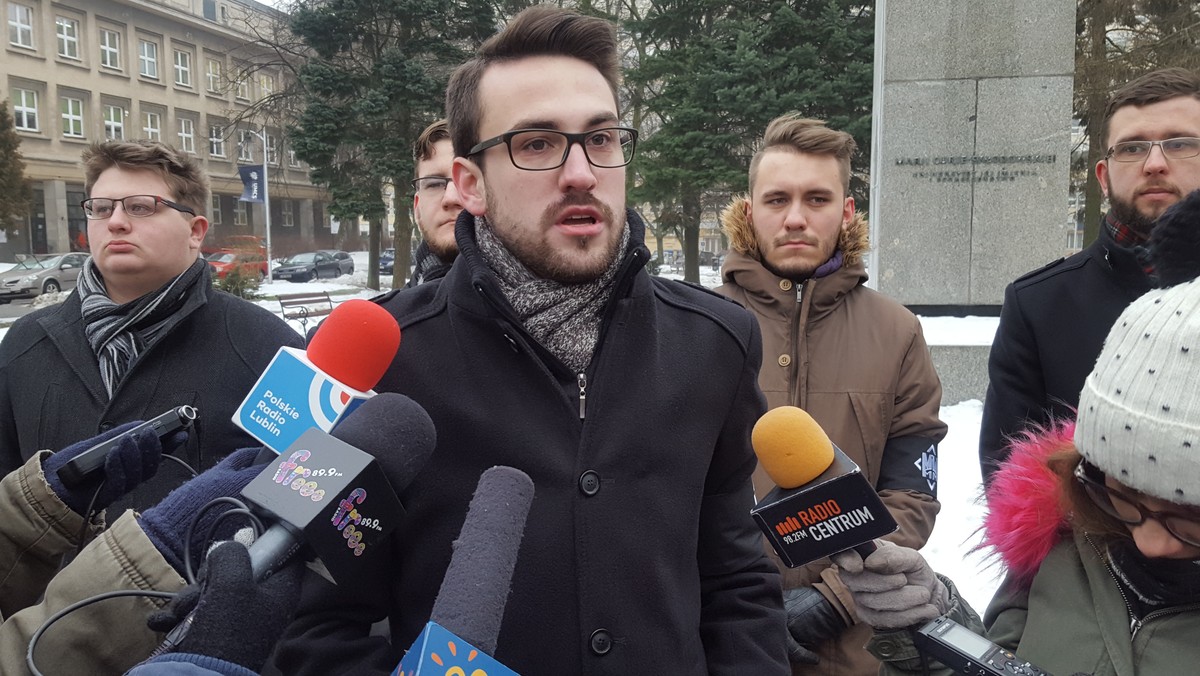 Młodzież Wszechpolska nie zgadza się z argumentami studentów, którzy wyjdą dzisiaj na ulice Lublina w ramach Ogólnopolskiego Protestu Studentów. Przedstawiciele MW uważają, że organizatorzy są związani ze środowiskami lewicowymi, m.in. Partią Razem. Nie podobają im się również wypowiedzi, które świadczą, że protestujący reprezentują wszystkich studentów w Polsce. Organizatorzy odbijają piłeczkę twierdząc, że Młodzież Wszechpolska boi się nowego ruchu.