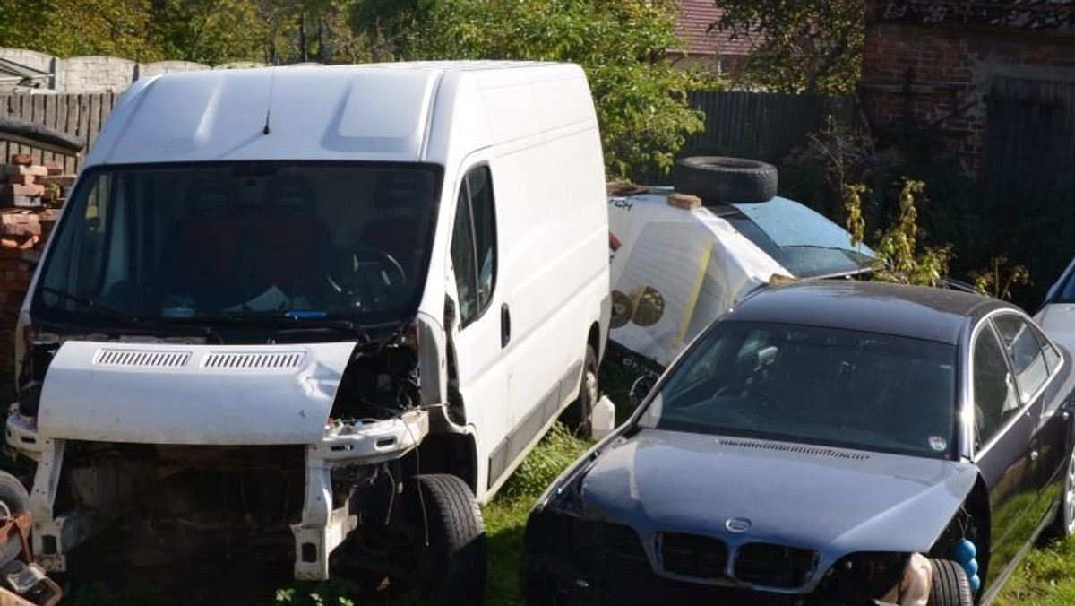 Zielonogórscy policjanci na posesji w podzielonogórskiej miejscowości znaleźli części skradzionych w Niemczech samochodów. Dotychczas zidentyfikowano 3 samochody. Dwie osoby zatrzymane w tej sprawie usłyszały zarzuty paserstwa.