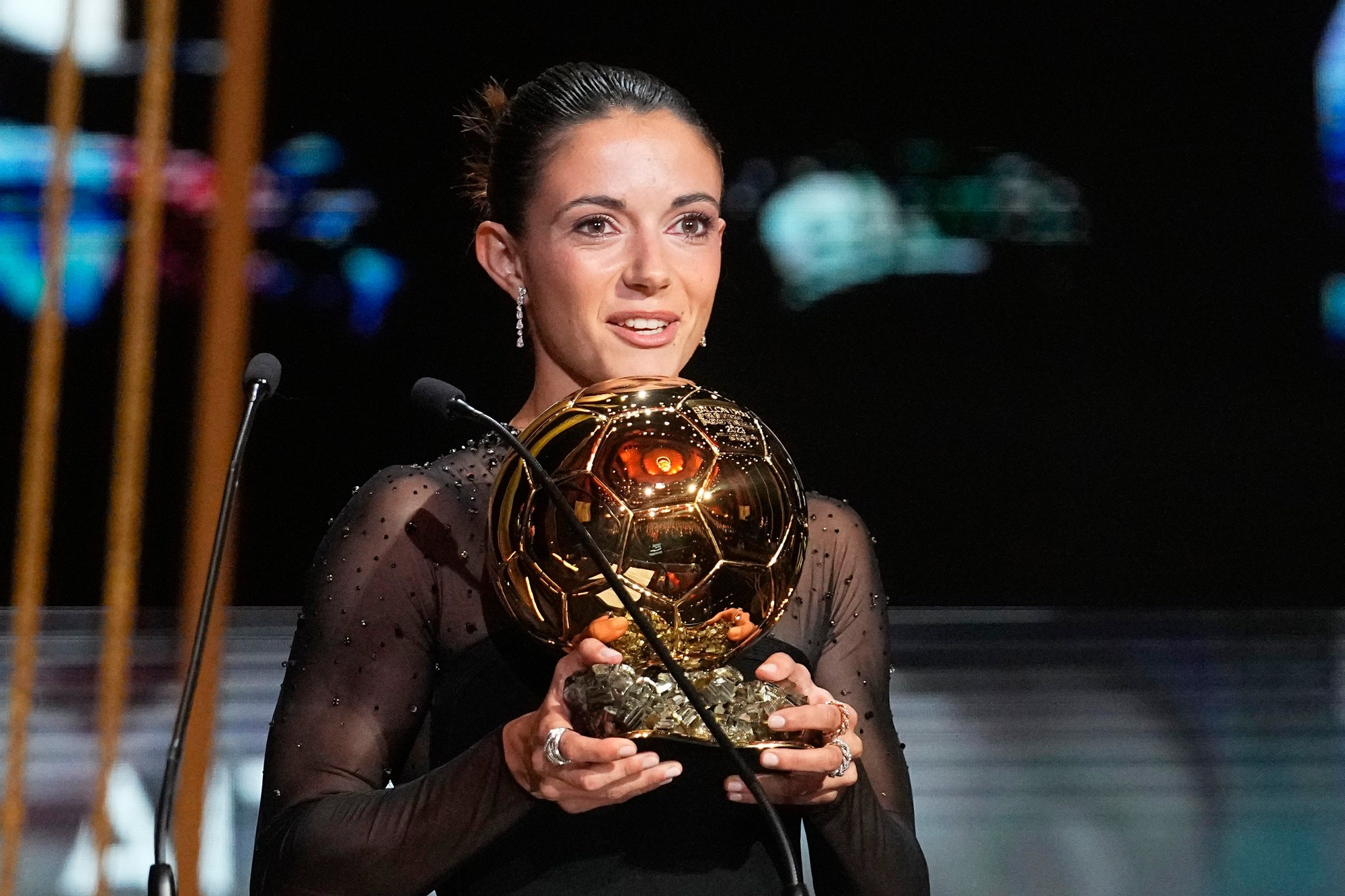 Stredopoliarka FC Barcelona a Španielska Aitana Bonmati drží trofej, keď si preberá cenu Zlatá lopta pre ženy za rok 2023.