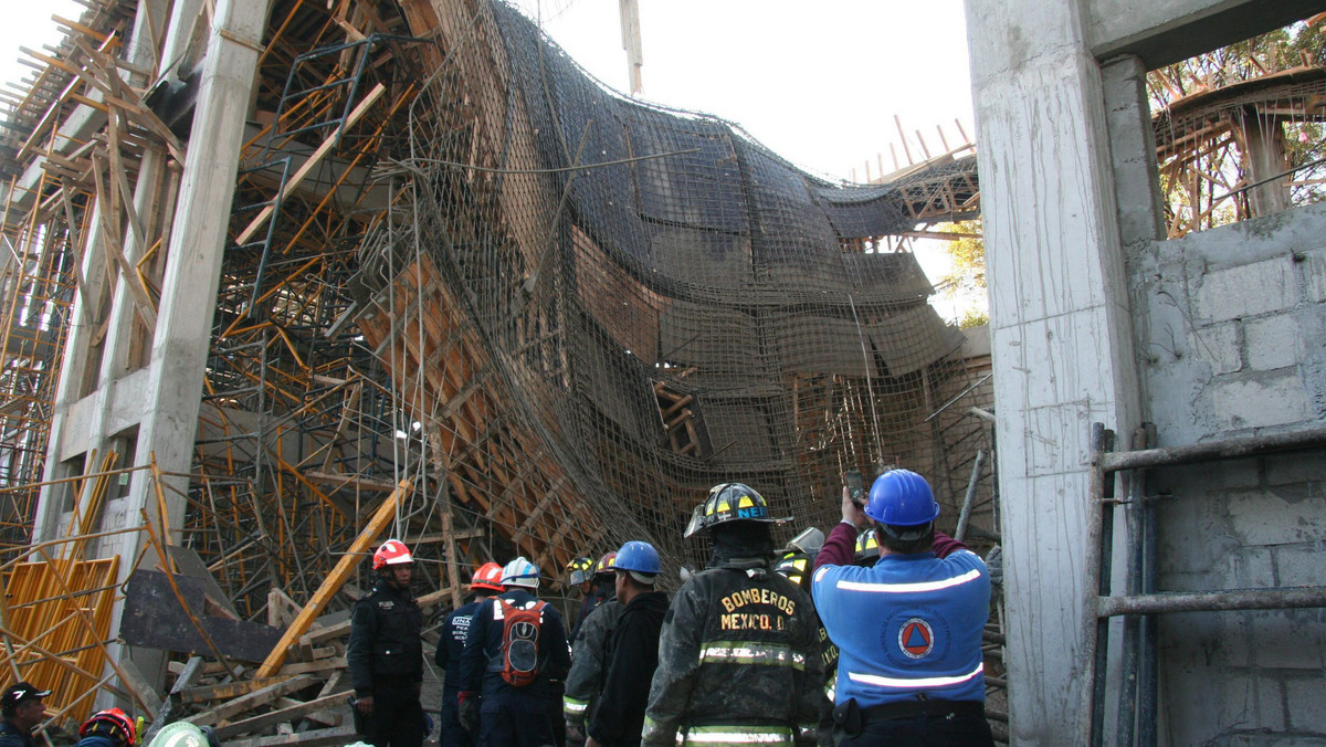 W mieście Meksyk zawalił się będący w budowie trzykondygnacyjny budynek - poinformowała miejscowa straż pożarna. W rezultacie katastrofy śmierć poniósł jeden z robotników, a 34 zostało rannych, w tym 20 poważnie.