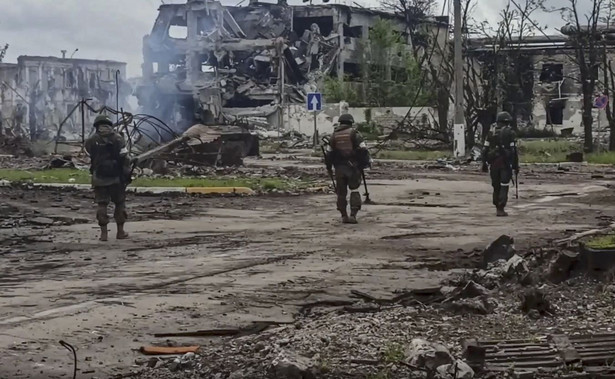 Rosyjscy żołnierze rozminowują teren stalowni Azovstal w Mariupolu
