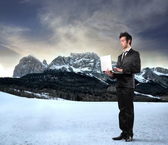 3. Zarządzanie to służba, a nie kontrola. Przeciętny menedżer uważa, że jak coś każe wykonać swoim pracownikom, oni powinni to bezwzględnie wykonać. Wytwarza to specyficzny rodzaj mentalności „czekaj, co szef powie”. Dobry menedżer stwarza jedynie generalne ramy i informuje o celu działania zespołu, zaś interweniuje jedynie w wyjątkowych sytuacjach, a decyzje są podejmowane w dużej mierze przez zespół.