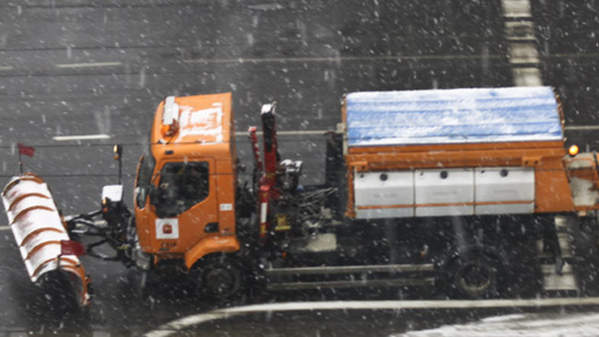 Lekkie opady śniegu i temperatura oscylująca wokół zera spowodowały, że po raz pierwszy w tym sezonie, na drogi Trójmiasta wyjechały piaskarki. Urzędnicy zapewniają, że są gotowi walczyć ze skutkami zimy. Choć prawdziwy sprawdzian dopiero przed nimi.