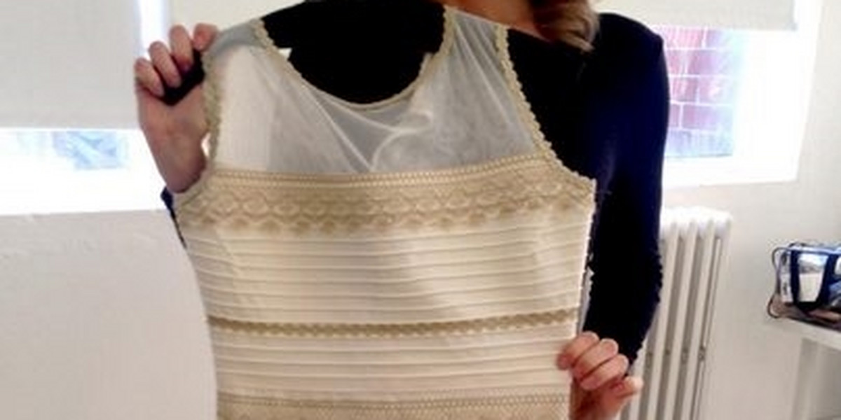 Biało złota sukienka sprzedana za 8 tysięcy