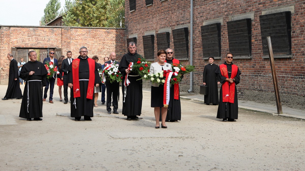 - Maksymilian, oddając życie za jednego człowieka, stał się symbolem drobnych, duchowych bohaterstw ludzi - powiedział franciszkanin o. Jarosław Zachariasz podczas mszy świętej odprawionej w b. niemieckim obozie Auschwitz w 75. rocznicę śmierci św. Maksymiliana Marii Kolbego.