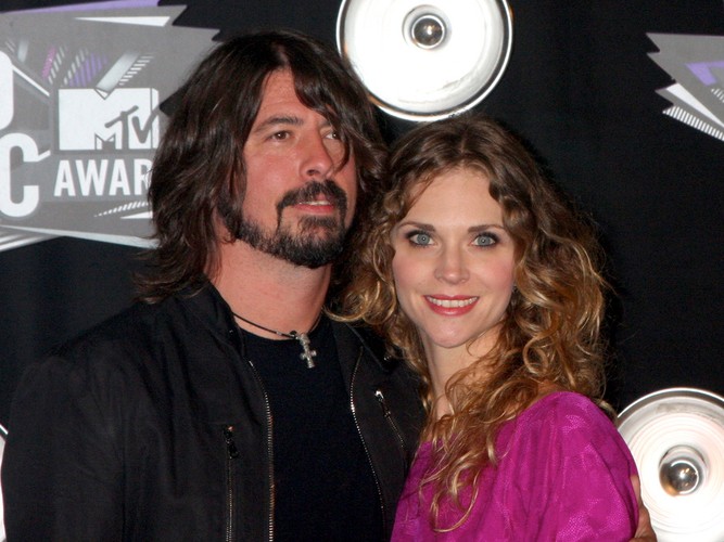 4. Dave Grohl (tu z żoną)