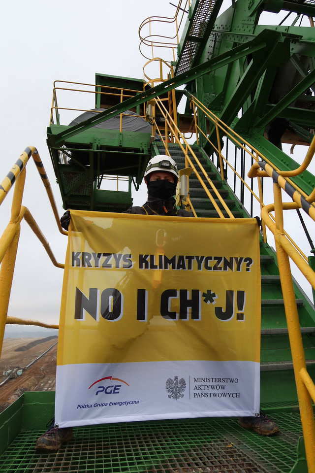 Aktywiście Greenpeace w kopalni Turów