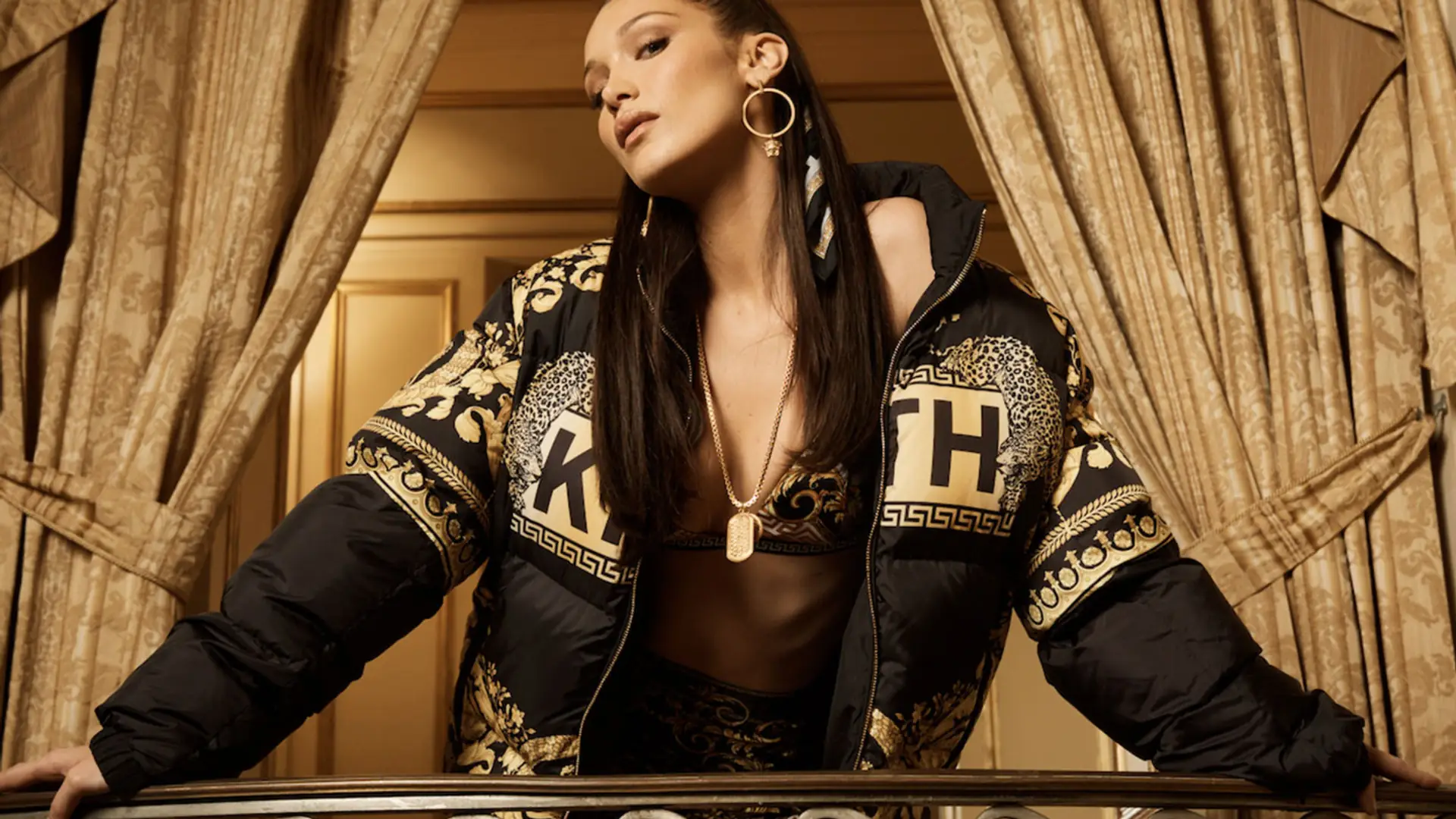 Bella Hadid twarzą pierwszej wspólnej kolekcji KITH x Versace