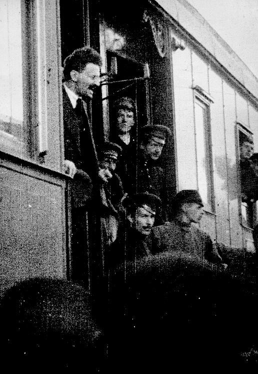 Lew Trocki (z lewej) po przyjeździe do Piotrogrodu, 4 maja 1917 r.