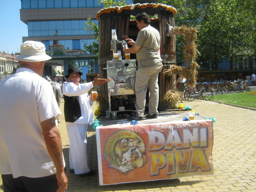 Da bi se organizovala zabava trebalo je platiti za postavljanje bina, rasvetu, vatromet, obezbeđenje i zabavljače