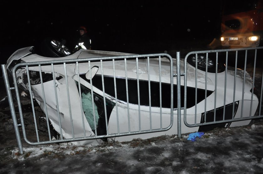 Auto na letnich oponach wpadło do rowu. Zginął 15-latek