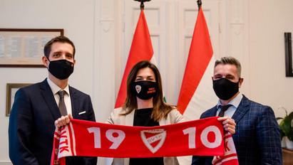 Varga Judit hatalmas Diósgyőr-szurkoló – Az igazságügyi miniszter maga is futballozik, igaz, már csak a kertben