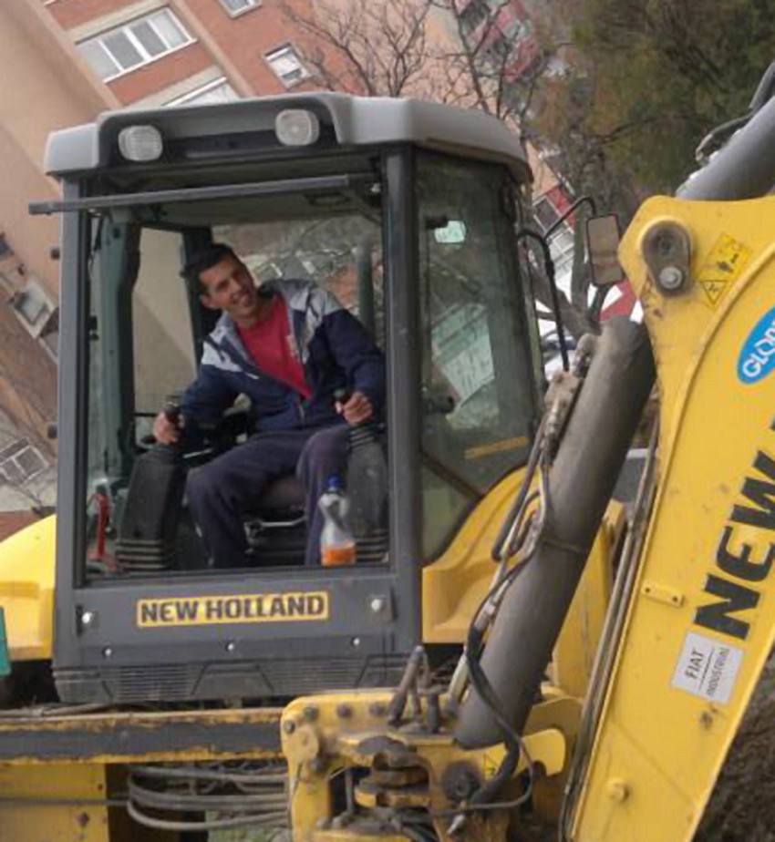 Kašikom bagera zahvati roj osa: Nikola Nedeljković jedva spasao glavu