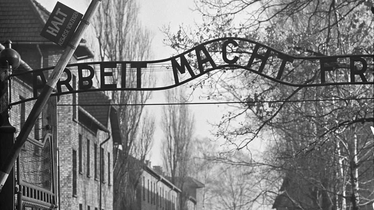 Prokuratura w Stuttgarcie poinformowała dziś o postawieniu 94-letniemu obecnie byłemu esesmanowi, strażnikowi w niemieckim nazistowskim obozie koncentracyjnym i zagłady Auschwitz, zarzutu pomocnictwa w zamordowaniu kilkunastu tysięcy ludzi.