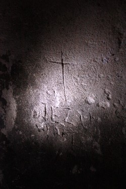 "Jezu wyratuj" wyryte na ścianie. Tajne więzienie NKWD w Warszawie