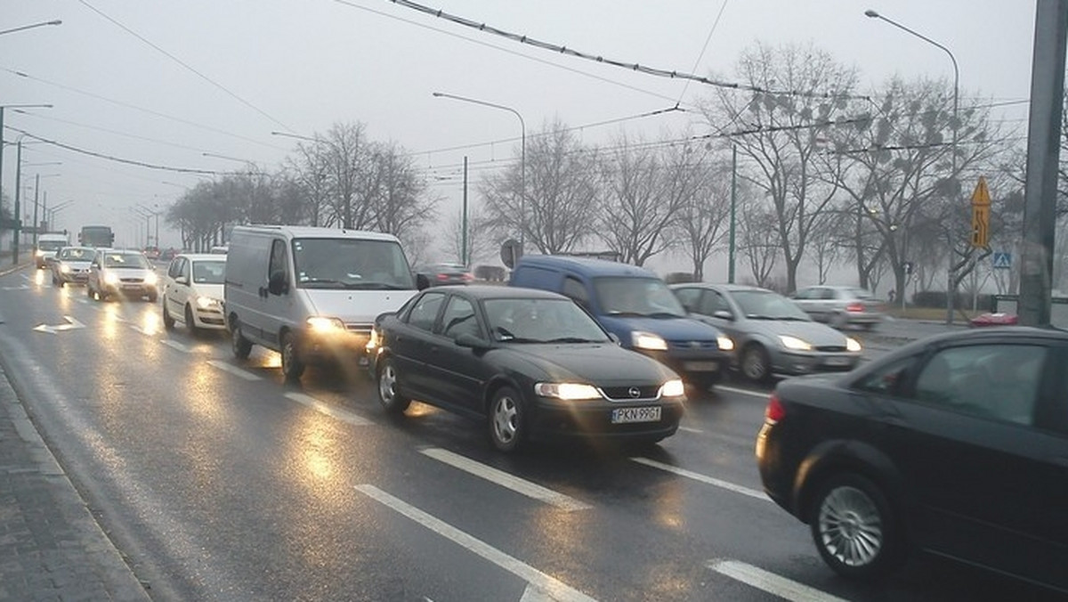- Chcemy uświadomić nam wszystkim, że samochód to nie jedyny środek transportu w mieście - powiedział wiceprezydent Mirosław Kruszyński, zapraszając zmotoryzowanych poznaniaków na Tydzień bez Samochodu. Tym, którzy się zdecydują na skorzystanie z oferty, miasto zapewnia mnóstwo atrakcji - wśród nich jazdę za darmo miejskimi tramwajami i autobusami.
