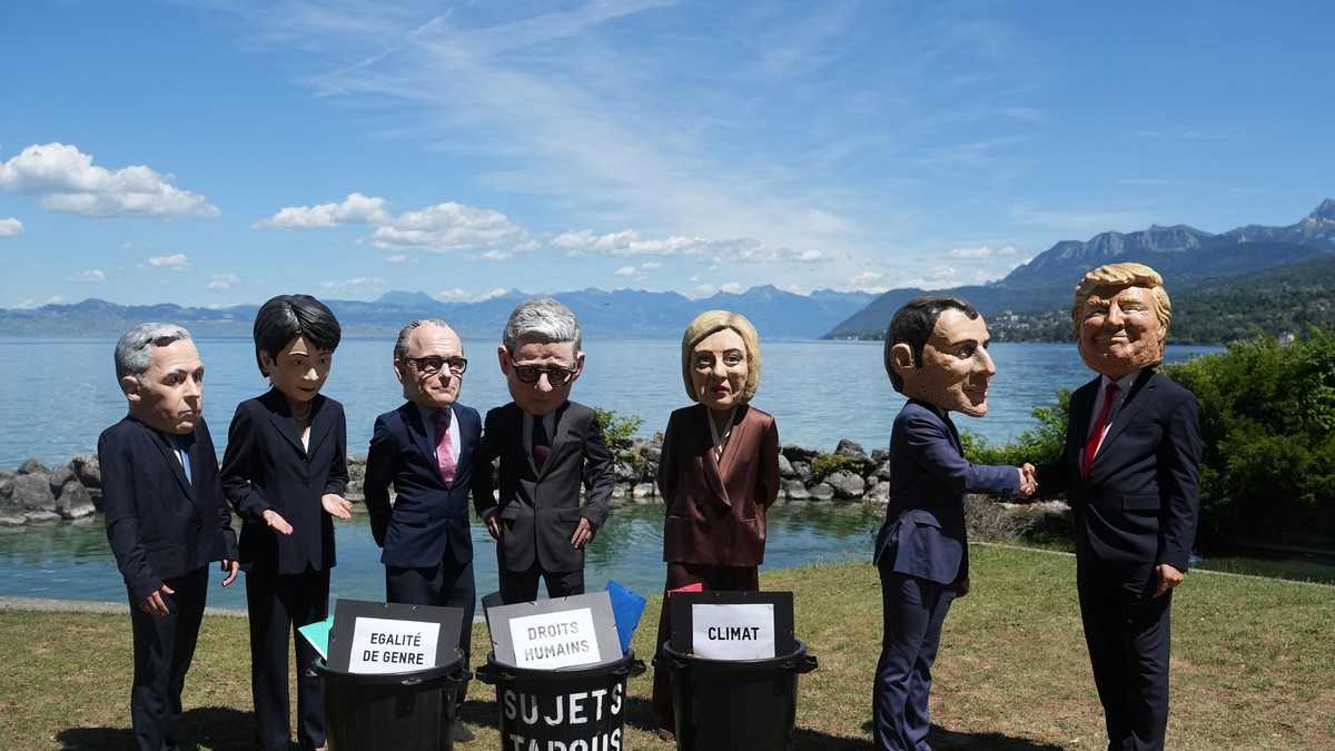 Oksfamove satirične „velike glave“ lidera G7 poziraju u Evijanu uoči samita G7