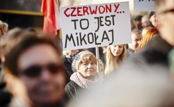 "Babcie" i "dziadkowie" wychodzą na mróz. Uliczny bunt ma kolor siwizny