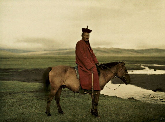 Lama mongolski, sfotografowany w pobliżu miasta Urga, dziś zwącego się Ułan Bator (fot. Stéphane Passet, 17 lipca 1913 r., domena publiczna).