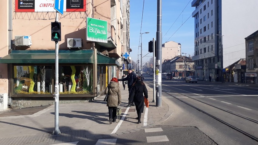 Policija zaustavlja pešake u Ruzveltovoj