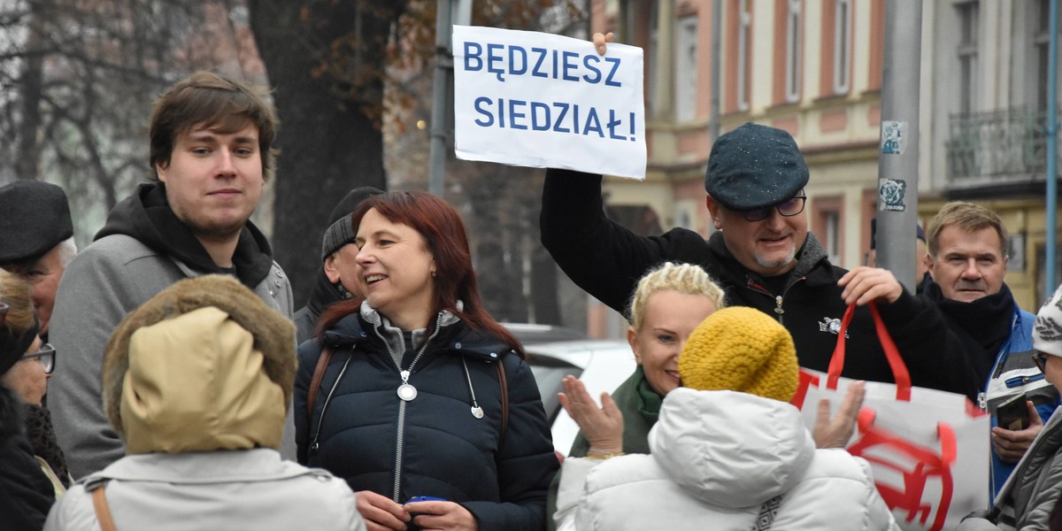 Jak podaje lokalny portal TuLegnica.pl, choć Jarosław Kaczyński starał się uniknąć konfrontacji, natknął się w hotelowym holu na kilka osób, które wykrzyczały mu w twarz, że "będzie siedział".