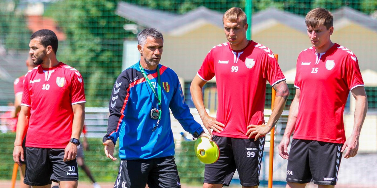 Gino Lettieri pomiata piłkarzami Korony Kielce. Skandal na zgrupowaniu