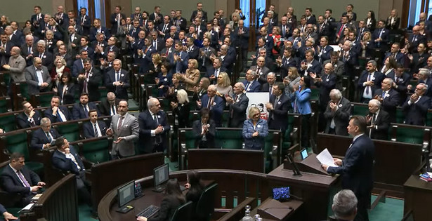 Zmiany na podium. Jedna partia pnie się w sondażach